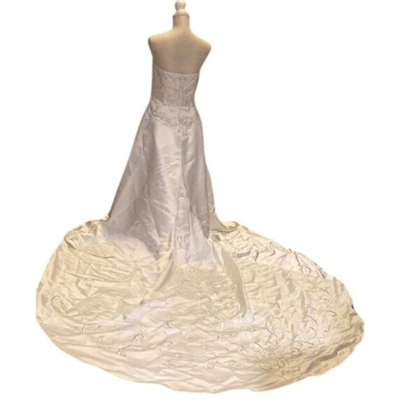 Davids Bridal Strapless Satin A-Line Wedding Gown With Embroidered Train Size 10 - Picture 8 of 13